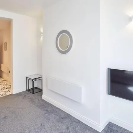 1 - Queens Court *