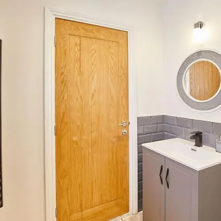Apartment 1 - Queens Court
