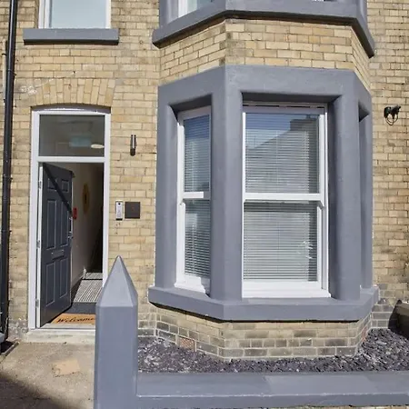 1 - Queens Court Apartment *
