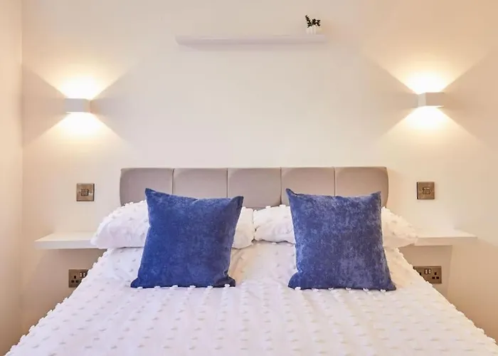 1 - Queens Court * Scarborough