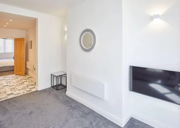 1 - Queens Court *